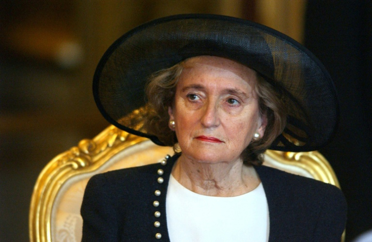 Bernadette Chirac écoute un discours de la reine d'Angleterre Elizabeth II au Sénat, à Paris, le 6 avril 2004 ( AFP / Eric Feferberg )
