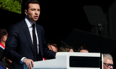 Jordan Bardella, président du Rassemblement national (RN), parti politique français d'extrême droite, prononce un discours lors d'un rassemblement de soutien à Marine Le Pen, leader de l'extrême droite française, à Paris, France