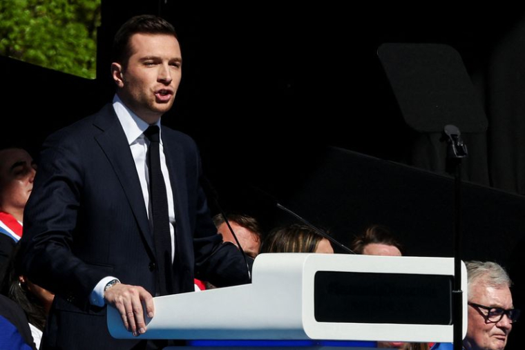 Jordan Bardella, président du Rassemblement national (RN), parti politique français d'extrême droite, prononce un discours lors d'un rassemblement de soutien à Marine Le Pen, leader de l'extrême droite française, à Paris, France