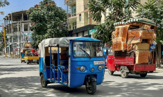 Des conducteurs de tuk-tuk à Mekele, la capitale de l'Etat régional éthiopien du Tigré où les troupes des autorités rebelles quittent la ville en masse, le 3 octobre 2026  ( AFP / - )