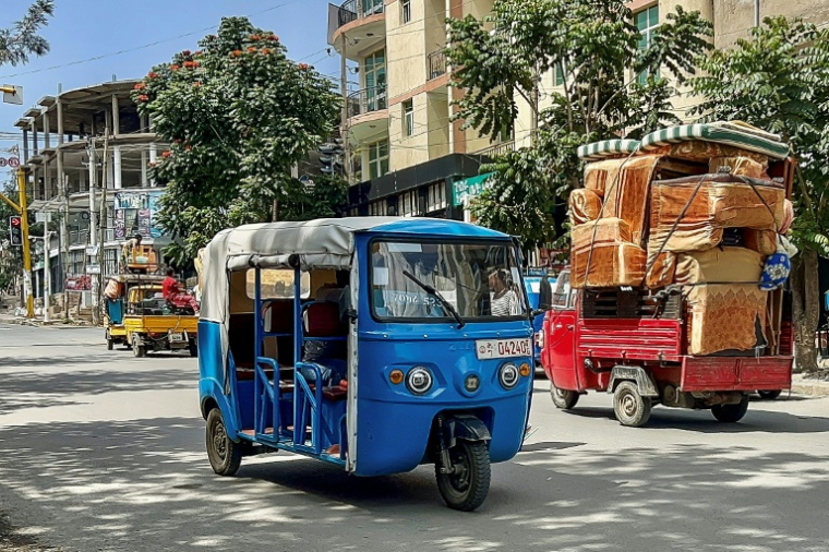 Des conducteurs de tuk-tuk à Mekele, la capitale de l'Etat régional éthiopien du Tigré où les troupes des autorités rebelles quittent la ville en masse, le 3 octobre 2026  ( AFP / - )