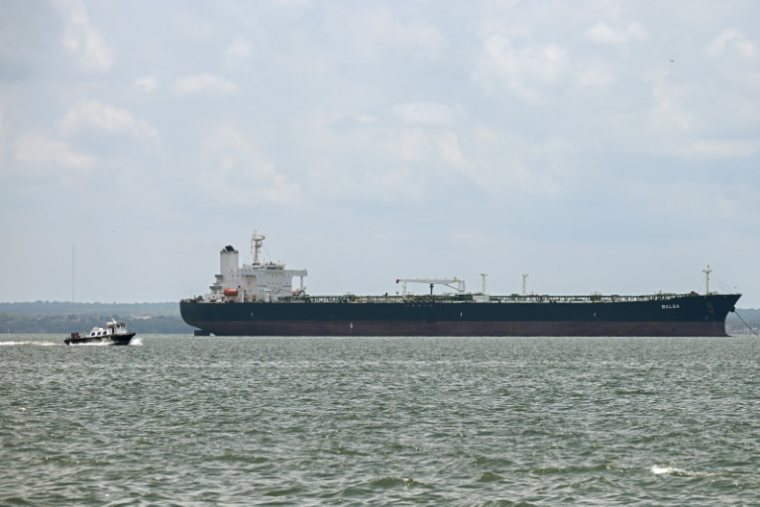 Le pétrolier panaméen Balsaattend pour remplir ses cuves au terminal du Lac de Maracaibo, dans l'Etat de Zulia, le 9 mai 2025 au Venezuela ( AFP / Federico PARRA )