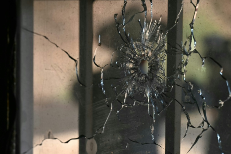 Un impact de balle dans une vitre, dans le village de Tula, dans l'Etat de Guerrero au Mexique, le 19 mai 2026 ( AFP / YURI CORTEZ )