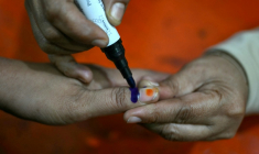 Le doigt d'un électeur est marqué à l’encre après avoir déposé son bulletin dans un bureau de vote lors des élections générales au Bangladesh, à Dacca, le 12 février 2026 ( AFP / Sajjad HUSSAIN )