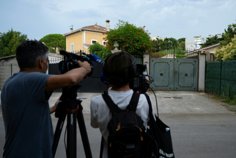 Des journalistes postés devant l'entrée d'un pavillon, après que deux enfants ont été retrouvés morts dans le véhicule familial, le 22 juin 2026 à Carpentras, dans le Vaucluse, lors d'un épisode de canicule ( AFP / Miguel MEDINA )