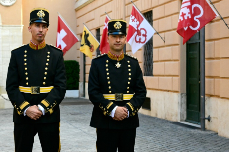 Le lieutenant-colonel et vice-commandant des Gardes suisses, Loic Rossier (à gauche) et le capitaine Lorenz Keusch posent avec l'uniforme de cérémonie mis à jour de la Garde suisse pontificale au Vatican le 2 octobre 2025 ( AFP / Tiziana FABI )