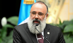 Le ministre guatémaltèque de la Culture Luis Mendez, lors d'une conférence de presse sur le déchiffrement de hiéroglyphes figurant sur des peintures murales mayas du site archéologique de Xultun, le 13 juillet 2026 à Guatemala City ( AFP / Johan ORDONEZ )