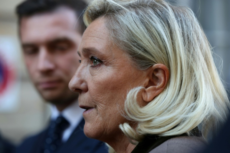 Le président du RN Jordan Bardella écoute Marine Le Pen s'exprimer après une rencontre avec le Premier ministre le 17 septembre 2025 à Paris ( AFP / Alain JOCARD )