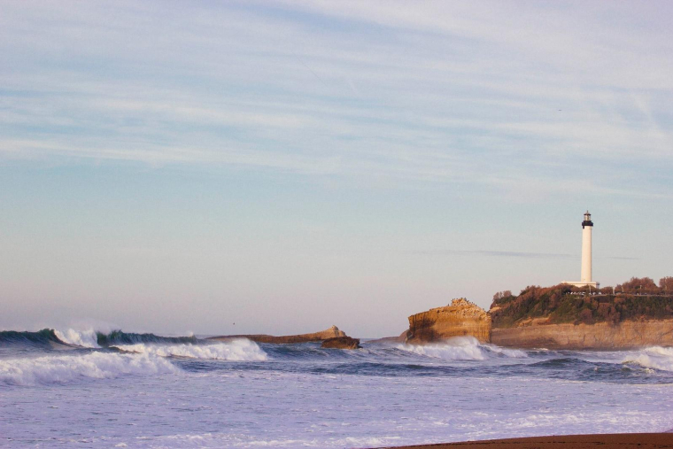un phare sur la cote basque (Crédits: Unsplash - Dani Fuentes Ortiz)