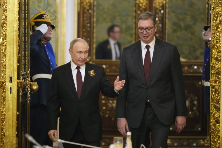 Vladimir Poutine et Aleksandar Vucic à Moscou, en Russie, le 9 mai 2025. ( POOL / ALEXANDER ZEMLIANICHENKO )