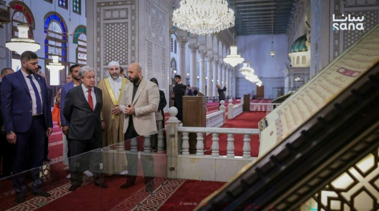 Photo fournie par l'agence de presse syrienne Sana le 25 juillet 2026 montrant le secrétaire général de l'ONU, Antonio Guterres, lors d'une visite à la mosquée des Omeyyades à Damas ( SANA / - )