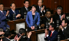 La présidente du Parti libéral démocrate (PLD) Sanae Takaichi (c) est applaudie après avoir été nommée nouvelle Première ministre du Japon lors d'une session extraordinaire de la chambre basse du Parlement à Tokyo, le 21 octobre 2025 ( AFP / Philip FONG )