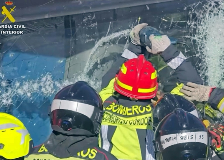Image extraite d'une vidéo fournie le 19 janvier 2026 par la Guardia Civil espagnole montrant des secouristes sur le lieu du déraillement d'un train à grande vitesse Iryo, percuté par un autre train, à Adamuz, dans le sud de l'Espagne ( Guardia Civil / Handout )