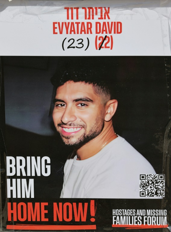 Une photo prise d'un portrait affiché sur un mur à Tel-Aviv de l'otage israélien Evyatar David, détenu à Gaza depuis l'attaque du 7 octobre 2023 par le Hamas, le 21 janvier 2025 ( AFP / - )