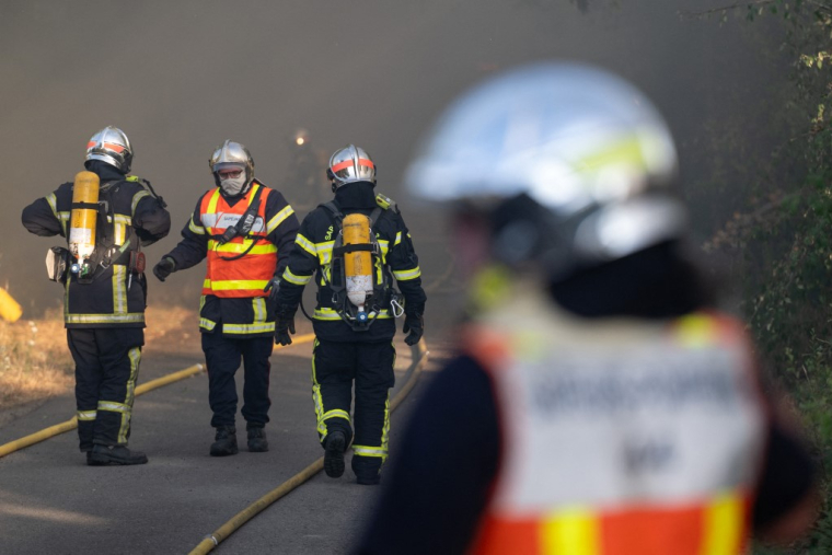 Des pompiers en intervention aux abords de Nantes, le 20 juillet 2026 (illustration) ( AFP / SEBASTIEN SALOM-GOMIS )