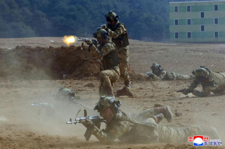 Photo diffusée par l'agence nord-coréenne KCNA, le 5 avril 2025, de soldats nord-coréens à l'entraînement dans un lieu indéterminé, le 4 avril 2025 ( KCNA VIA KNS / STR )