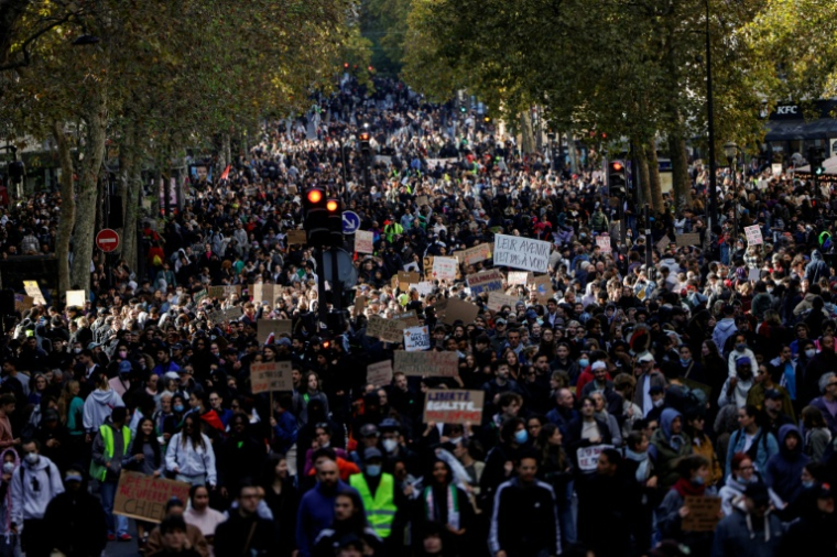 Manifestation contre la vie chère à Paris, le 17 octobre 2026 ( AFP / GEOFFROY VAN DER HASSELT )