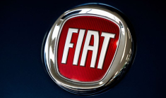 Un logo de Fiat est visible à l'intérieur d'une concession automobile à Nimègue