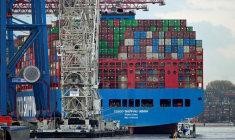 Un cargo est chargé dans le port de Hambourg en Allemagne