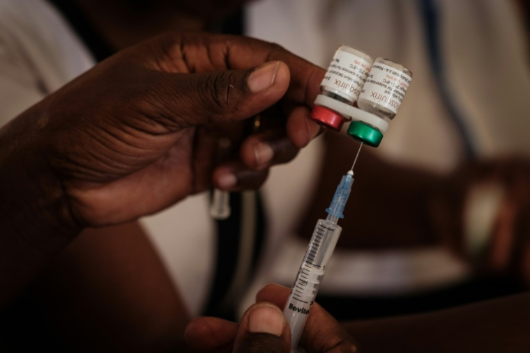 Une infirmière prépare l'injection d'un vaccin contre le paludisme destiné aux enfants à Gisambai, au Kenya, le 7 mars 2023 ( AFP / YASUYOSHI CHIBA )