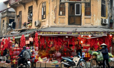 Un trottoir encombré à Hanoï au Vietnam le 13 janvier 2025 ( AFP / Nhac NGUYEN )