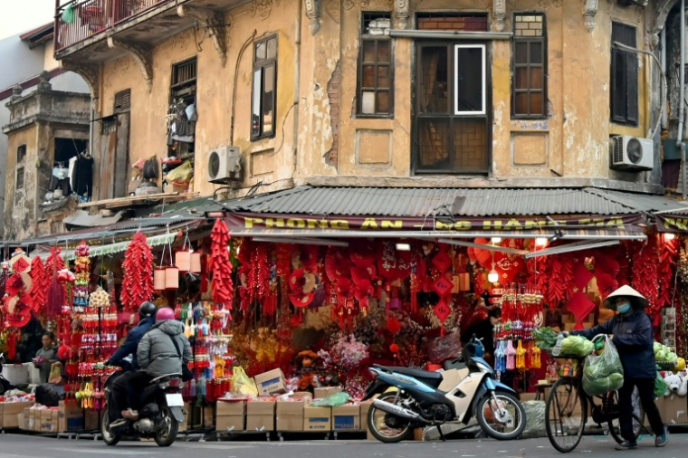 Un trottoir encombré à Hanoï au Vietnam le 13 janvier 2025 ( AFP / Nhac NGUYEN )