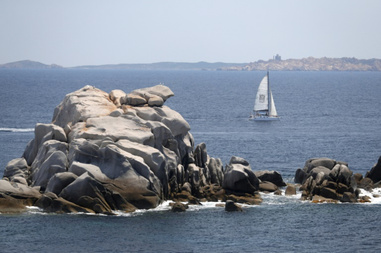 Un voilier dans la réserve naturelle autour de l'île de Lavezzu, dans le détroit de Bonifacio, en Corse, le 16 juin 2023 ( AFP / Pascal POCHARD-CASABIANCA )