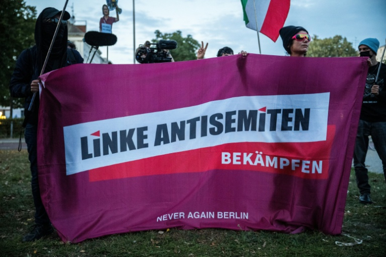 Des manifestants pro-israéliens organisent une contre-manifestation à côté d’une manifestation pro-palestinienne à Berlin, le 7 octobre 2026 ( AFP / John MACDOUGALL )
