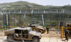 Des soldats israéliens montent la garde près de la barrière frontalière, dans le village de Majdal Shams, sur les hauteurs du Golan annexé, le 30 avril 2025 ( AFP / Jalaa MAREY )