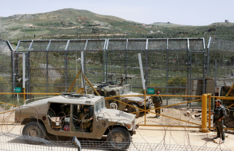 Des soldats israéliens montent la garde près de la barrière frontalière, dans le village de Majdal Shams, sur les hauteurs du Golan annexé, le 30 avril 2025 ( AFP / Jalaa MAREY )