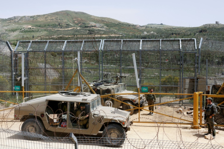 Des soldats israéliens montent la garde près de la barrière frontalière, dans le village de Majdal Shams, sur les hauteurs du Golan annexé, le 30 avril 2025 ( AFP / Jalaa MAREY )