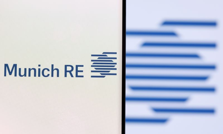 L'illustration montre un smartphone avec le logo du groupe Munich Re