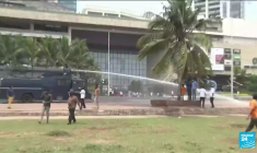Émeutes au Sri Lanka : instauration d'un couvre-feu, l'armée et la police déployées