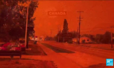 Évacuation de Yellowknife dans le Grand Nord canadien en raison des feux de forêt