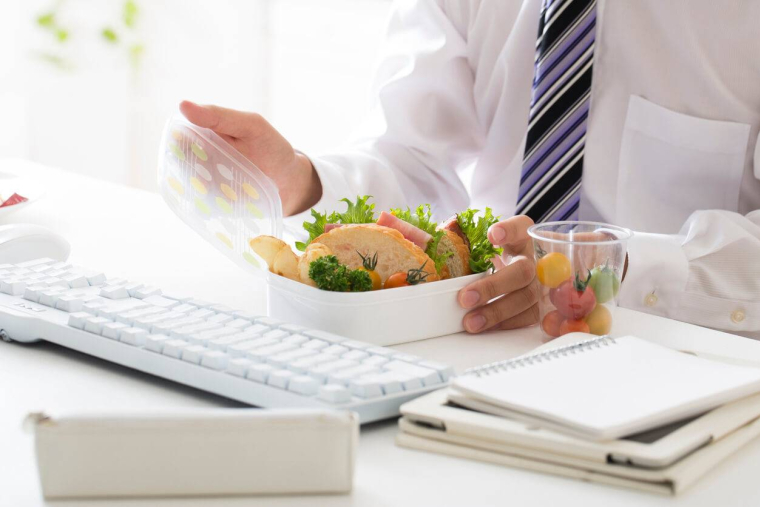 Gestion des titres-restaurant : une réforme inspirée des chèques-vacances en discussion / iStock.com - kazoka30