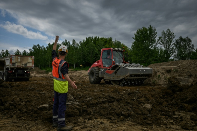 Les digues sont en cours de reconstruction, pour un coût estimé à huit millions d'euros ( AFP / Philippe LOPEZ )