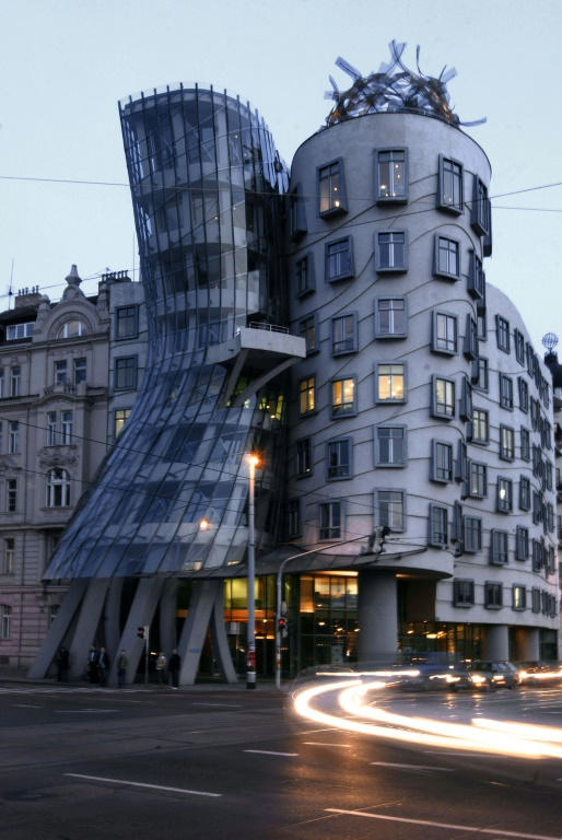 La "Maison dansante" par l'architecte américano-canadien Frank Ghery et l'architecte tchèque Vlado Milunic, le 1er avril 2007 à Prague, en République tchèque ( AFP / MICHAL CIZEK )