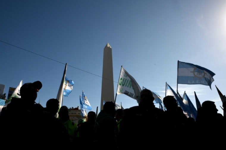 Des membres d'organisations sociales et de syndicats manifestent contre le gouvernement du président Javier Milei, le 25 juin 2025 à Buenos Aires, en Argentine ( AFP / Luis ROBAYO )