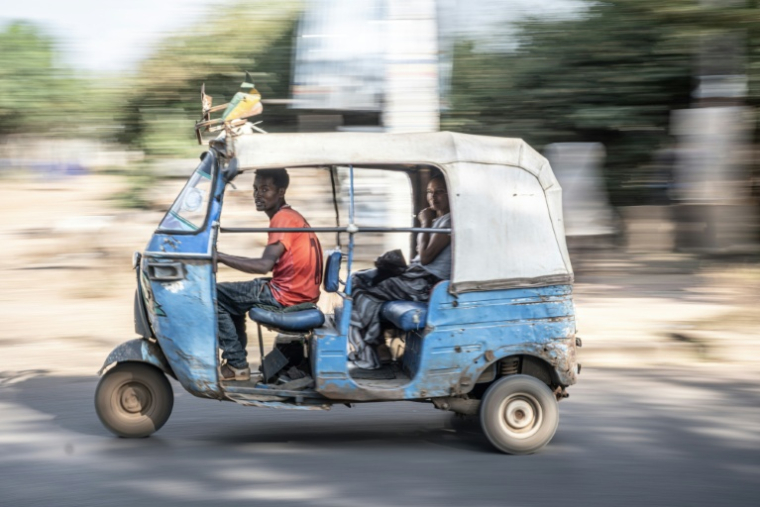 Un tuk-tuk transporte un client dans les rues de Bahir Dar, en Éthiopie, le 9 décembre 2025 ( AFP / Marco Simoncelli )