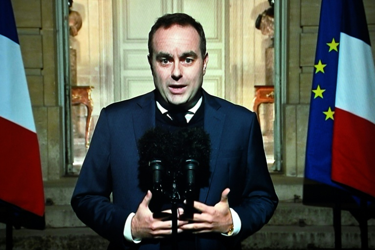 Le Premier ministre Sébastien Lecornu sur un écran de télévision lors d'une allocution le 16 janvier 2026 ( AFP / JULIEN DE ROSA )
