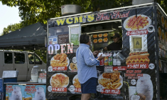 Le food truck de William Arevalo, alimenté par des batteries électriques, dans un parc de l'arrondissement du Queens à New York, le 23 juillet 2026 (  / ANGELA WEISS )