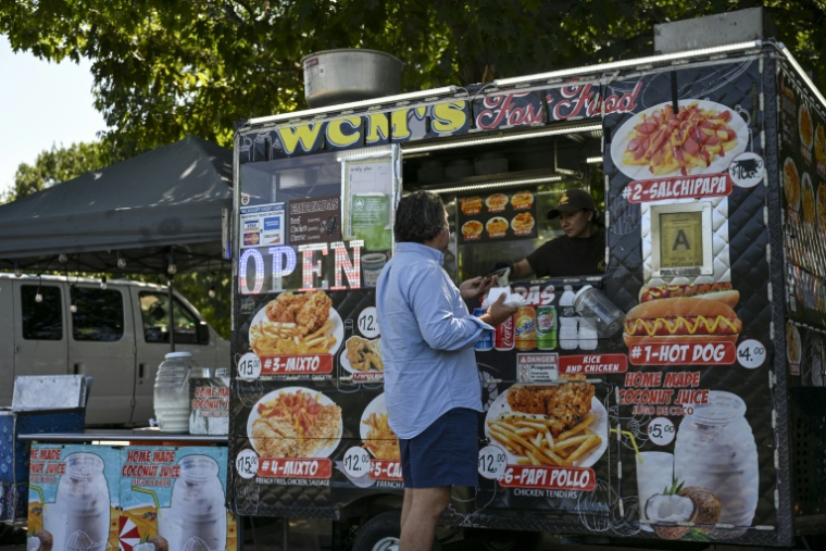 Le food truck de William Arevalo, alimenté par des batteries électriques, dans un parc de l'arrondissement du Queens à New York, le 23 juillet 2026 (  / ANGELA WEISS )