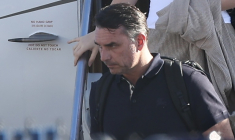 Flavio Bolsonaro à son arrivée à l'aéroport Opa Locka Executive à Miami en Floride le 28 octobre 2026 ( AFP / Ricardo Arduengo )