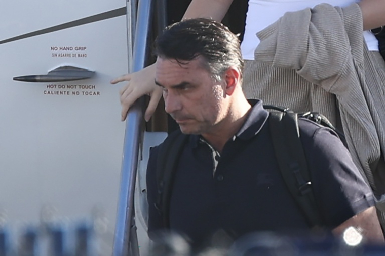 Flavio Bolsonaro à son arrivée à l'aéroport Opa Locka Executive à Miami en Floride le 28 octobre 2026 ( AFP / Ricardo Arduengo )