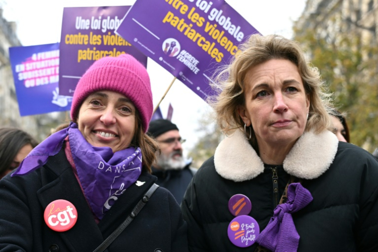 La dirigeante de la CGT, Sophie Binet (g), et son homologue à la CFDT, Marylise Léon, le 22 novembre 2025 à Paris ( AFP / Bertrand GUAY )