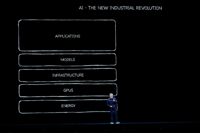Le PDG du géant des puces Nvidia, Jensen Huang, lors d'une conférence à Washington, le 28 octobre 2025 ( AFP / Jim WATSON )