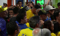 Flavio Bolsonaro arrive à Brasilia après un voyage à Washington DC