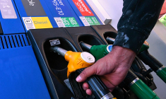 L'accélération de l'inflation sur des postes hautement symboliques comme l'essence pourrait freiner la consommation, qui s'était bien redressée cet été. (© P.GUYOT / AFP)