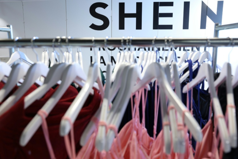 Le logo de la plateforme de commerce en ligne Shein affiché au grand magasin du Bazar de l'Hôtel de Ville (BHV) à Paris, le 19 mars 2026 ( AFP / Charlotte SIEMON )
