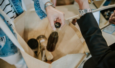 La consigne consiste à faire payer au consommateur une petite somme supplémentaire en échange du prêt d’un contenant réutilisable. ( crédit photo : Getty Images )